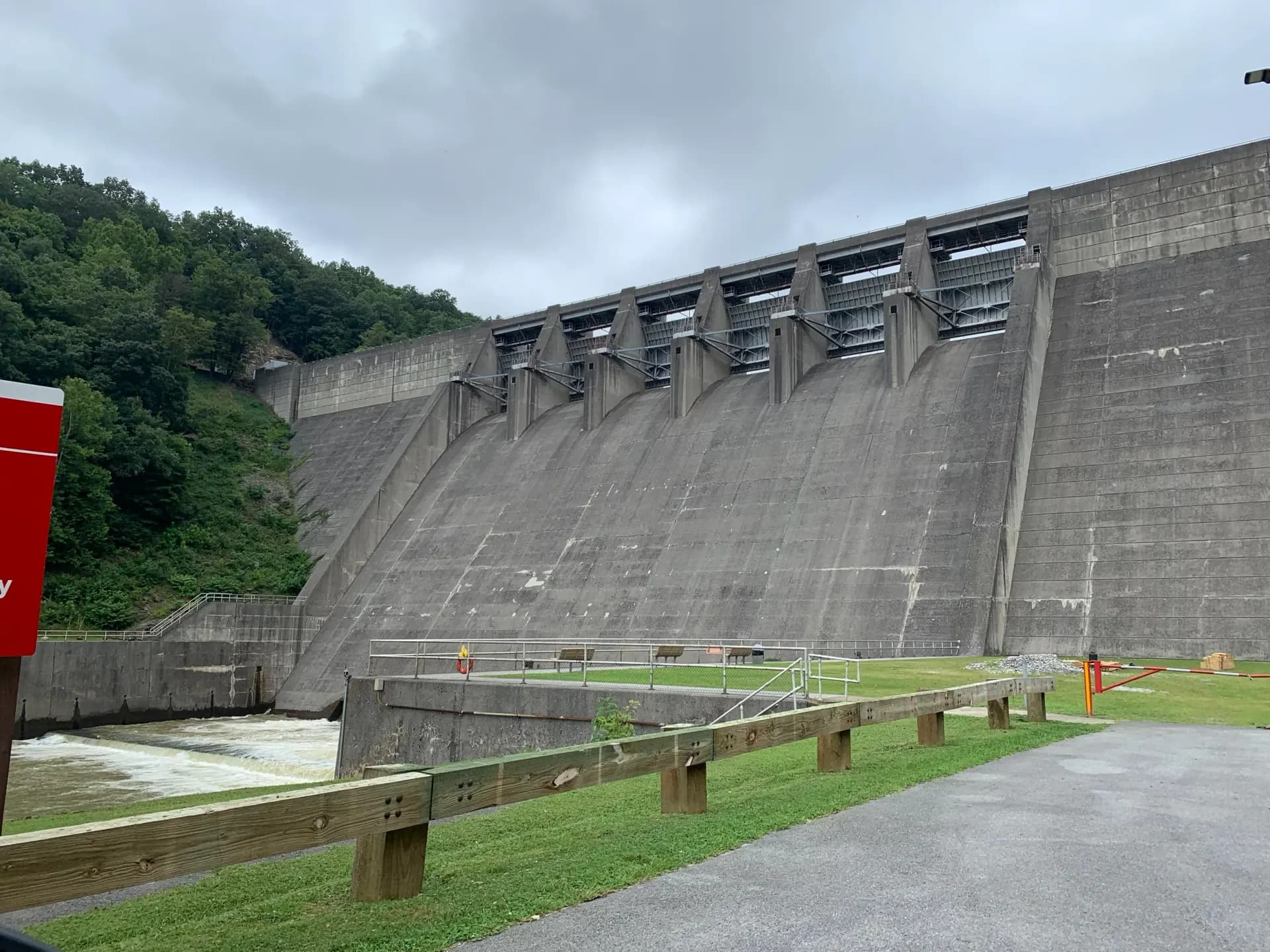 Concrete gravity dam spillway